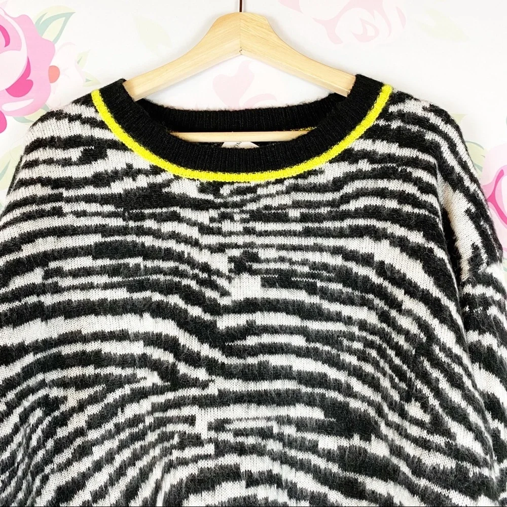 NEW Love by Design Zebra Animal Print Fuzzy Crew Neck Sweater XL - Picture 2 of 8